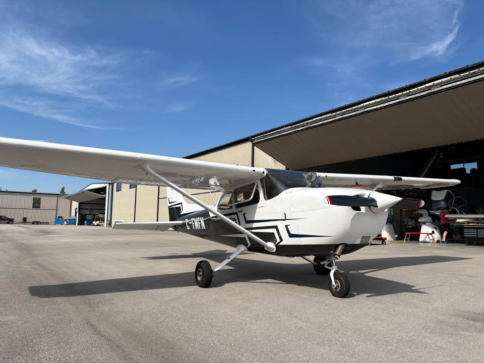 1999 Cessna 172R, photo 2