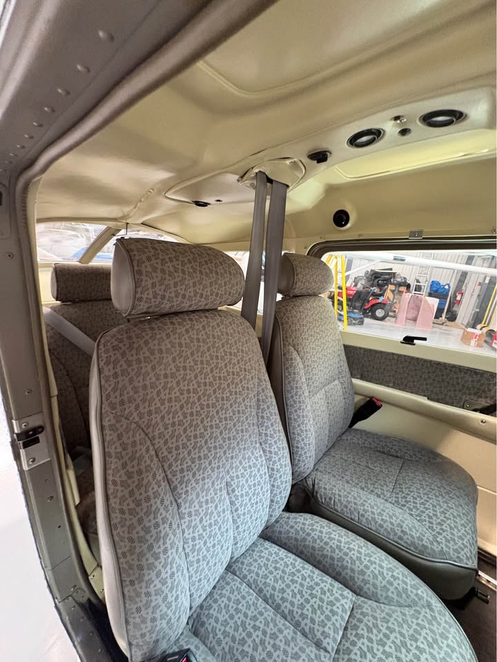 1999 Cessna 172R, photo 6