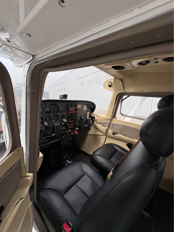 1999 Cessna 172R, photo 5